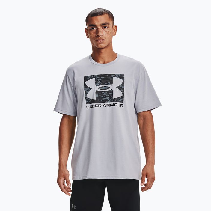 Under Armour ABC Camo Boxed Logo mod γκρι ανοιχτό χρώμα ερείκης/μαύρο ανδρικό μπλουζάκι προπόνησης