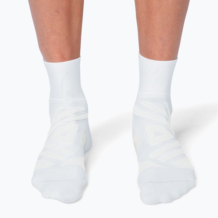 Ανδρικές κάλτσες τρεξίματος On Running Performance Mid λευκές/ελιά 2