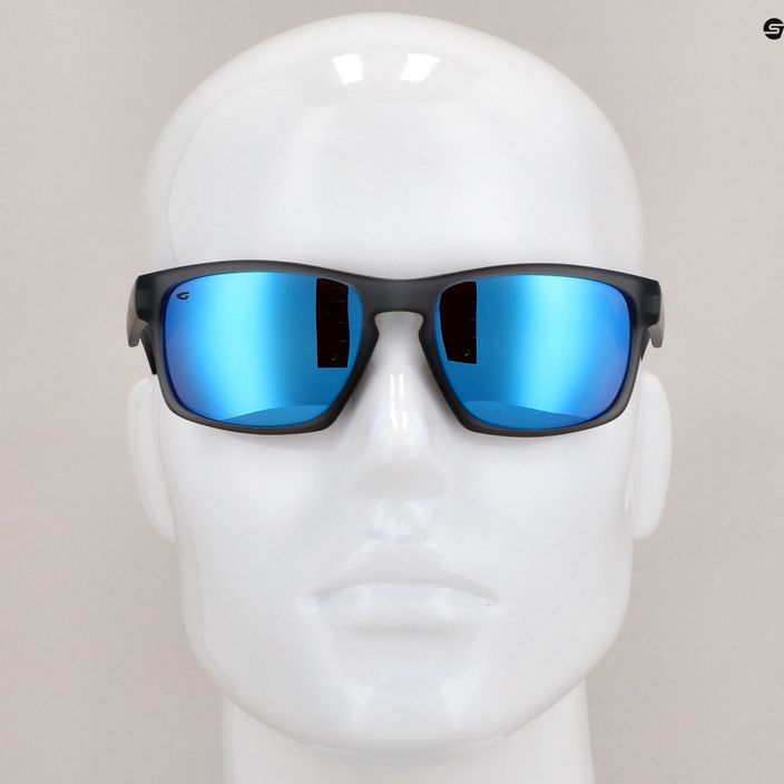 Γυαλιά ηλίου GOG Logan μόδας ματ κρυστάλλινα γκρι / πολυχρωματικά λευκά-μπλε E713-2P 9