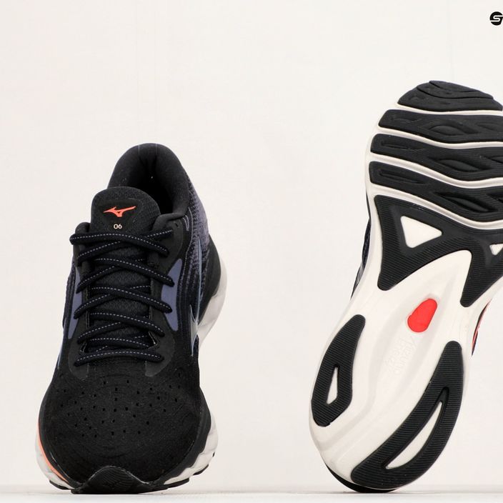 Γυναικεία παπούτσια για τρέξιμο Mizuno Wave Sky 6 μαύρο/ασημί/καυτό κοράλλι 12