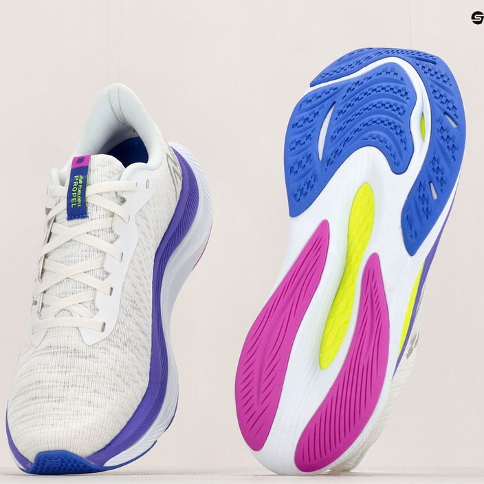 New Balance FuelCell Propel v4 λευκά/πολλαπλά γυναικεία παπούτσια τρεξίματος 15