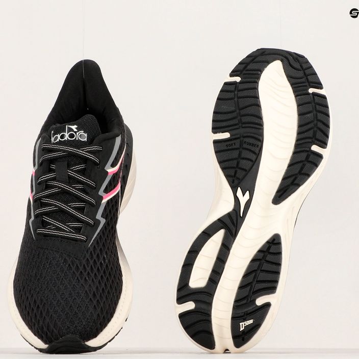 Γυναικεία παπούτσια τρεξίματος Diadora Strada μαύρο/λευκό ψιθυριστό 19