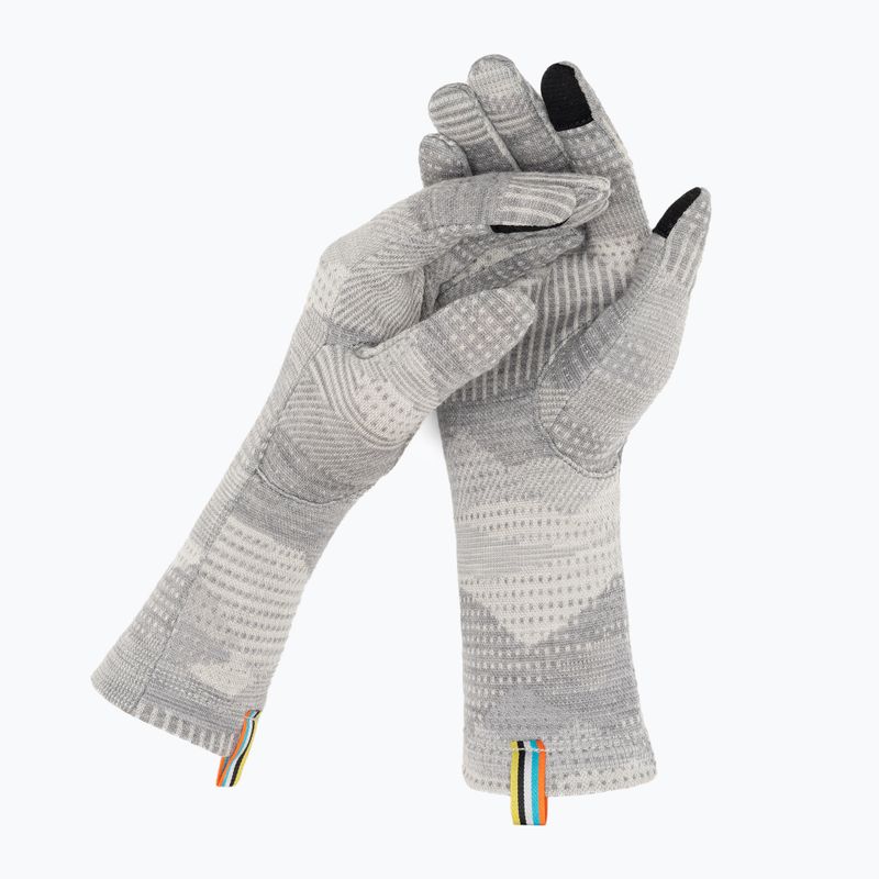 Smartwool Thermal Merino ανοιχτό γκρι γάντια πεζοπορίας σε ορεινή περιοχή