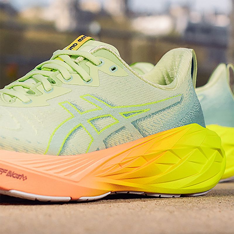 ASICS Novablast 4 Paris γυναικεία παπούτσια για τρέξιμο cool matcha/safety yellow 10