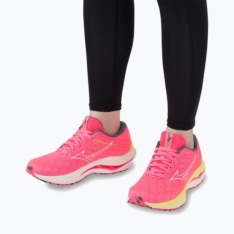 Γυναικεία παπούτσια τρεξίματος Mizuno Wave Inspire 19 hi vis pink/ snow white/ luminous 17